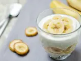 Crema de plátano y yogur con rodajas de plátano por encima.
