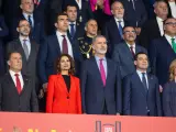 Felipe VI en la final de la final de la Copa del Rey en Sevilla, flanqueado por la vicepresidenta primera del Gobierno, María Jesús Montero, y el presidente de la Junta de Andalucía, Juanma Moreno.
