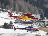 Los helicópteros ofrecen servicios de rescate para las víctimas de la avalancha.