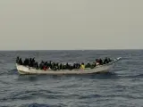 Llega un cayuco a la isla de El Hierro con 72 personas, entre ellas una mujer y dos menores.