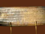 Esta tablilla de rongorongo, conocida como Tablilla de Peque&ntilde;a Santiago, se encuentra en el Museo Nacional de Historia Natural de Chile. Se especula que puede contener una breve genealog&iacute;a.