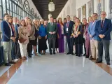 El presidente de la Junta, Juanma Moreno, y la consejera de Desarrollo Educativo, Patricia del Pozo, en el Parlamento con representantes de las escuelas infantiles de Andalucía.