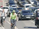 Imagen de archivo de dos ciclistas y un motorista en una situación de tráfico intenso.