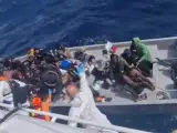 Nueve migrantes han muerto, entre ellos una niña, y unos 15 están desaparecidos después de que la barcaza en la que iban se hundiese a 30 millas al sureste de la isla italiana de Lampedusa, en la zona de responsabilidad de búsqueda y rescate (SAR) de Malta.