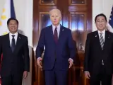 El presidente Joe Biden, en el centro, habla junto al presidente filipino Ferdinand Marcos Jr, a la izquierda, y el primer ministro japonés Fumio Kishida antes de una reunión trilateral en la Sala Este de la Casa Blanca en Washington, el jueves 11 de abril de 2024.