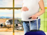 Mujer embarazada en un aeropuerto.
