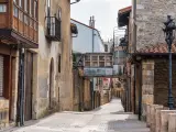 Pintoresco callejón con antiguas casas de piedra en el pueblo medieval de Salvatierra, País Vasco