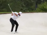 Jon Rahm, de España, golpea desde el búnker en el segundo hoyo durante la primera ronda en el torneo de golf Masters en el Augusta National Golf Club el jueves 11 de abril de 2024, en Augusta.