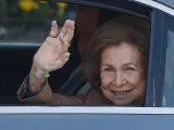 La reina Sofía saluda a la prensa a su salida este sábado de la clínica Ruber Internacional de Madrid tras recibir el alta médica.