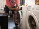 Un hombre poniendo una lavadora