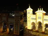 La Feria de Abril de Sevilla ha arrancado a las doce en punto de la noche con el encendido de su portada y del alumbrado de su recinto ferial, con 220.000 bombillas en las 15 calles de su Real abriendo más de una semana de fiesta, de la que 25.000 solamente iluminan su portada.