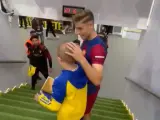 Fermín López, jugador del Barça, comparte un bonito momento con un pequeño seguidor del Cádiz.
