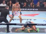 El momento en el que Max Holloway tumba a Justin Gaethje en UFC 300.