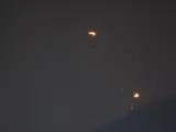 Imagen de dos misiles en el espacio aéreo al norte de Israel.