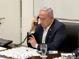 AME7422. JERUSALÉN (ISRAEL), 13/04/2024.- Fotografía editada por la fuente, divulgada por la cuenta oficial en la red social X @IsraeliPM del primer ministro israelí, Benjamín Netanyahu, durante una conversación telefónica con el presidente estadounidense, Joe Biden, después de que el líder israelí se reuniera con sus gabinetes de Seguridad y de Guerra, informó este domingo su oficina. La Oficina del primer ministro todavía no ha dado más detalles sobre la conversación. Según el Canal 12 de noticias israelí, el gabinete de Seguridad habría autorizado al de guerra, conformado por Netanyahu, el ministro Benny Gantz y el ministro de Defensa Yoav Gallant, a tomar decisiones sobre cómo responderá Israel al ataque persa. EFE/ @IsraeliPM SÓLO USO EDITORIAL/SÓLO DISPONIBLE PARA ILUSTRAR LA NOTICIA QUE ACOMPAÑA (CRÉDITO OBLIGATORIO)