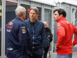 Carlos Sainz conversando con Helmut Mark