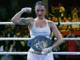 Tania Álvarez posa con el cinturón de campeona de Europa del peso supergallo.