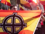 Un joven porta la bandera de España con un símbolo nazi.