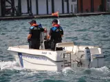 Dos polic&iacute;as portuarios patrullan en su lancha en el puerto de Las Palmas.