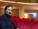 El director y solista de violonchelo Josetxu Obreg&oacute;n, en el Auditorio del Conservatorio de Getafe.