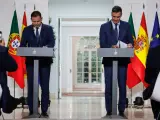 El presidente del Gobierno, Pedro S&aacute;nchez (d), y el primer ministro de la Rep&uacute;blica de Portugal, Lu&iacute;s Montenegro (i).