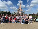 32 niños de la Fundación Juegaterapia y sus familiares posan con Mickey en Disneyland París, llevados por Iberia y Disney para celebrar 75º aniversario de la ruta Madrid-París y los 32 años del parque temático.