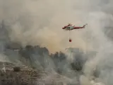 Un helicóptero de los Servicios de Emergencia trabaja en la extinción del incendio de Tárbena