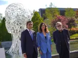 La presidenta de la Comunidad de Madrid, Isabel Díaz Ayuso, junto al presidente de Telefónica, José María Álvarez-Pallete, y el escultor Jaume Plensa.