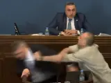 Momento en que Aleko Elisashvili golpea a Mamuka Mdinaradze en el Parlamento de Georgia.