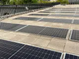 Placas solares dispuestas en la cubierta del Ministerio de Transici&oacute;n Ecol&oacute;gica para ser instaladas, en octubre de 2022.