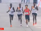 Tres corredores africanos dejan ganar a al chino He Jie en la línea de meta de la media maratón de Pekín.