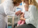 Una enfermera vacuna a un bebé.