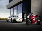 El Audi e-tron GT Prototype junto a la Ducati Panigale V4 R.