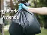 Una persona con una bolsa de basura