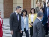 El presidente del Gobierno, Pedro Sánchez, y la ministra de Igualdad, Ana Redondo, a su llegada al pleno extraordinario del Observatorio Estatal de Violencia sobre la Mujer, en la Moncloa, a 16 de abril de 2024, en Madrid (España).