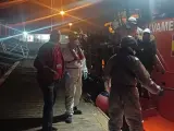 Efectivos de Cruz Roja en el Puerto de Alicante tras la llegada de una patera. CRUZ ROJA 16/4/2024