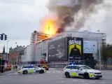 El edificio de la antigua bolsa de Copenhague, del siglo XVII, está envuelto este martes por las llamas a causa de un incendio de origen hasta ahora no determinado que ha provocado el derrumbe de la aguja de su torre.