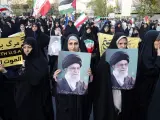 Manifestantes celebran en las calles de Teherán el ataque de Irán contra Israel.