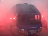 Los aficionados del Barça lanzan numerosos objetos al autobús del equipo tras confundirlo con el del PSG.