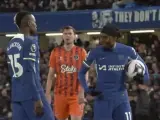 Los futbolistas del Chelsea discuten por ver quién tira el penalti ante el Everton.