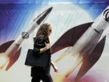 Una mujer iraní camina delante de una imagen de propaganda bélica de Irán en Teherán.