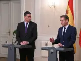 El presidente del Gobierno, Pedro Sánchez (i), y el primer ministro de Eslovenia, Robert Golob (d), durante una rueda de prensa.