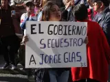 Simpatizantes del ex presidente de Ecuador Jorge Glas gritan consignas contra Daniel Noboa Presidente de Ecuador el 11 de abril de 2024 en Quito, Ecuador.