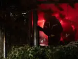 Bomberos trabajan en la extinción de un incendio en un edificio de ocho plantas en Chamberí