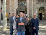 El candidato de Cs al 12M, Carlos Carrizosa, acompañado de algunos miembros de la lista del partido a las elecciones, ante el Palacio de Justicia de Barcelona.
