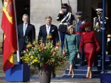 Felipe VI y Letizia junto Guillermo M&aacute;xima durante la ceremonia de bienvenida de los reyes de Pa&iacute;ses Bajos a la pareja real espa&ntilde;ola.
