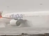 Imagen de un avión aterrizando en el aeropuerto de Dubái.