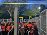 Miles de aficionados del Atlético, en su entrada al Signal Iduna Park.