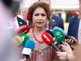 La vicepresidenta primera y ministra de Hacienda, María Jesús Montero, este miércoles en declaraciones a los medios de comunicación en la Feria de Sevilla.