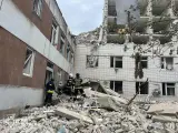 Rescatadores trabajando en el lugar del impacto de un cohete en la ciudad de Chernígov.